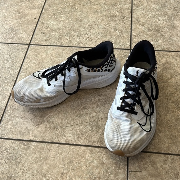 Women’s Nike - Picture 2 of 3